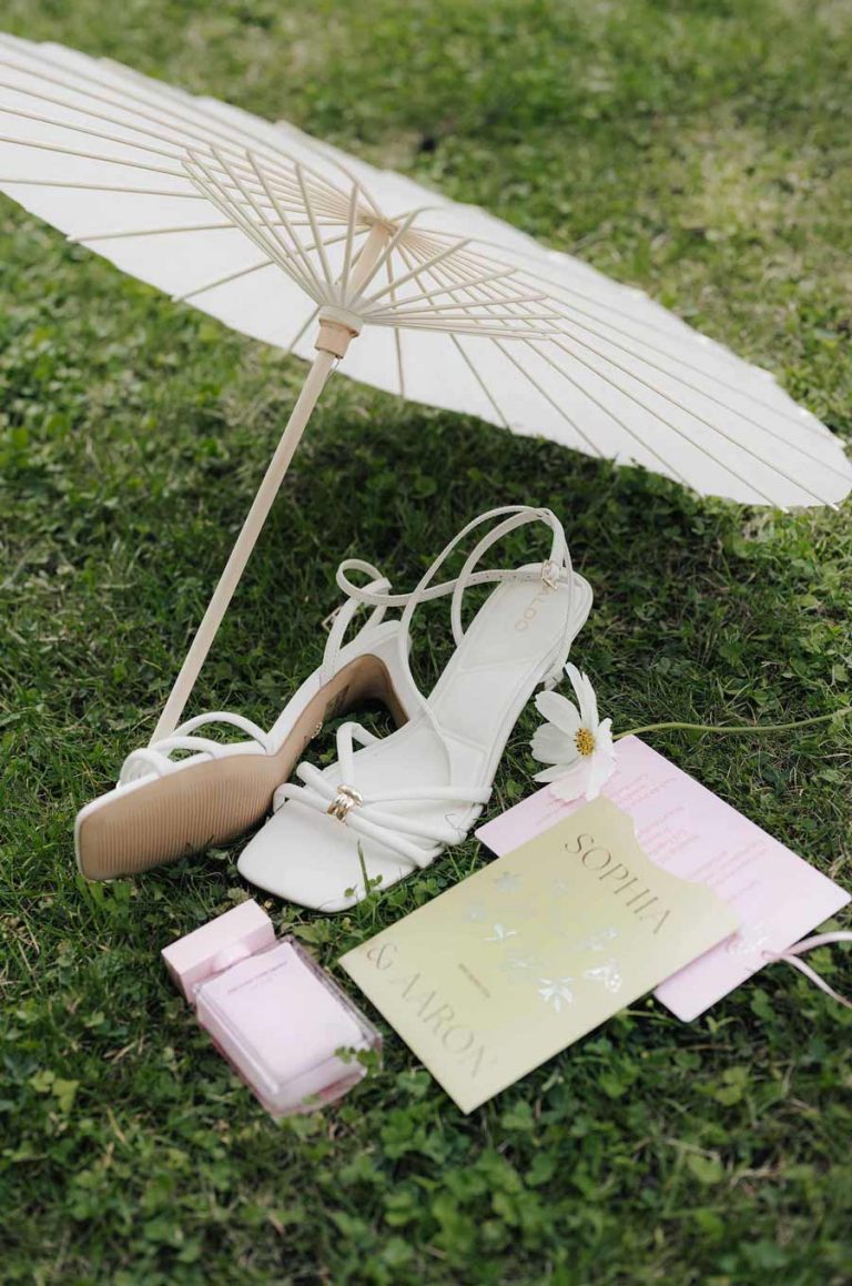 Flatlay Braut mit Sonnenschirm, Brautschuhen, Parfum und Hochzeitspapeterie Brautstrauß und Sonnenschirm - die Accessoires der modernen Braut - geplant von Julia Truisi weddings & parties
