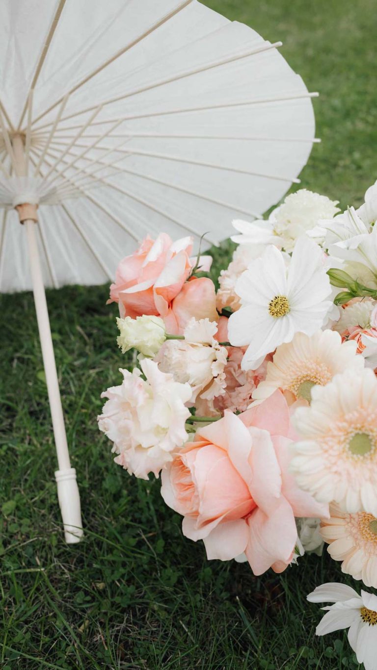 Brautstrauß und Sonnenschirm - die Accessoires der modernen Braut - geplant von Julia Truisi weddings & parties