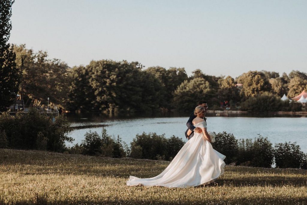 Brautpaar am See - frisch verheiratet - Heiraten in Ulm