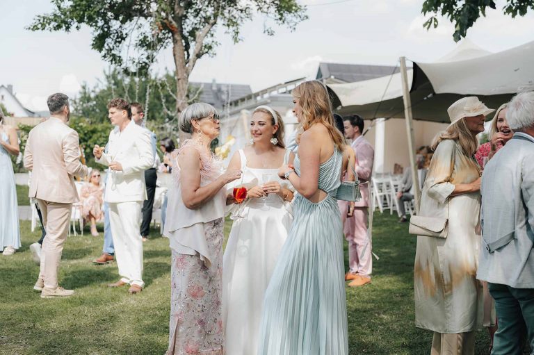 Brautpaar feiert Hochzeit auf Privatgrundstück - Freie Trauung und Feier - geplant von Julia Truisi weddings & parties