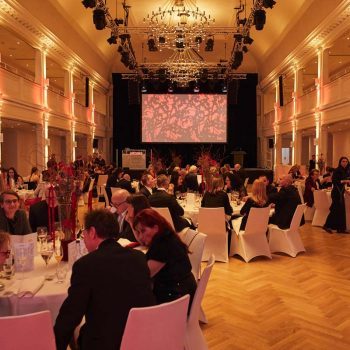 Gäste beim Dinner im Festsaal des Kornhaus Kempten während der Jubiläumsfeier.