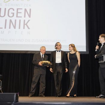 Dankesworte und Präsentation auf der Bühne bei der Jubiläumsfeier der Dres. Schimitzek - Augenklinik Kempten und des Laserzentrum Allgäu.