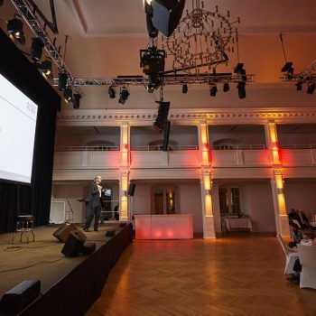 Blick aus dem Festsaal auf die Präsentation
