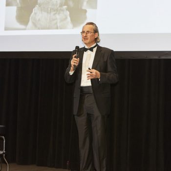 Nahaufnahme Dr. Thilo Schimitzek bei der Jubiläumsfeier der Augenklinik Kempten.