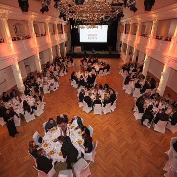 Gefüllter Festsaal im Kornhaus Kempten mit Gästen der Jubiläumsfeier der Augenklinik Kempten und des Laserzentrums Allgäu der Dres. Schimitzek.