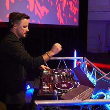DJ am Mischpult während der Abendveranstaltung im Kornhaus Kempten.