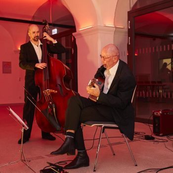 Zwei Musiker spielen zur Begrüßung der Gäste bei der Jubiläumsfeier im Kornhaus Kempten.