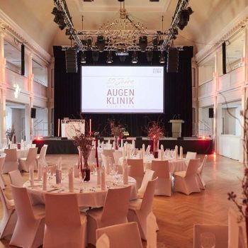 Frontalansicht der Bühne im Festsaal des Kornhaus Kempten vor der Jubiläumsfeier.