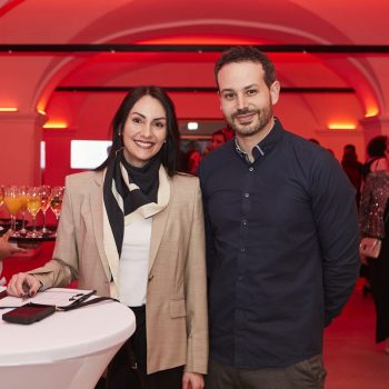 Julia Truisi und Mario Truisi beim Einlass der Jubiläumsfeier der Augenklinik Kempten und Augenklinik Allgäu.