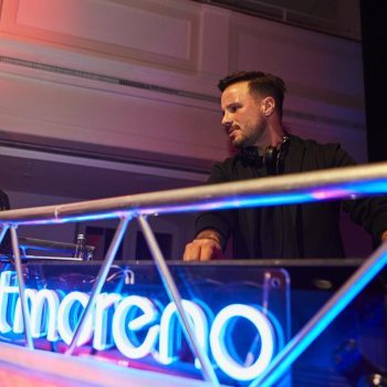 DJ sorgt für Musik bei der Jubiläumsfeier der Augenklinik Kempten & Laserzentrum Allgäu im Kornhaus Kempten.