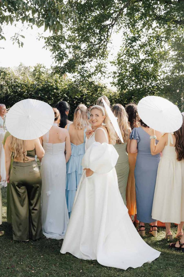 Hochzeitsfotografie Braut mit Brautjungern - Brautshooting - Gruppenfotos Hochzeit - geplant von Julia Truisi weddings & parties