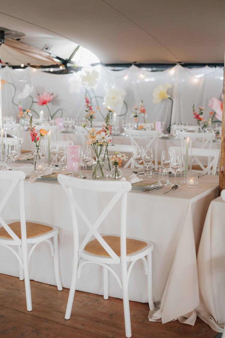 Dekorierte Tafel bei einer Gartenhochzeit in Frankfurt - floral und modern - geplant von Julia Truisi weddings & parties