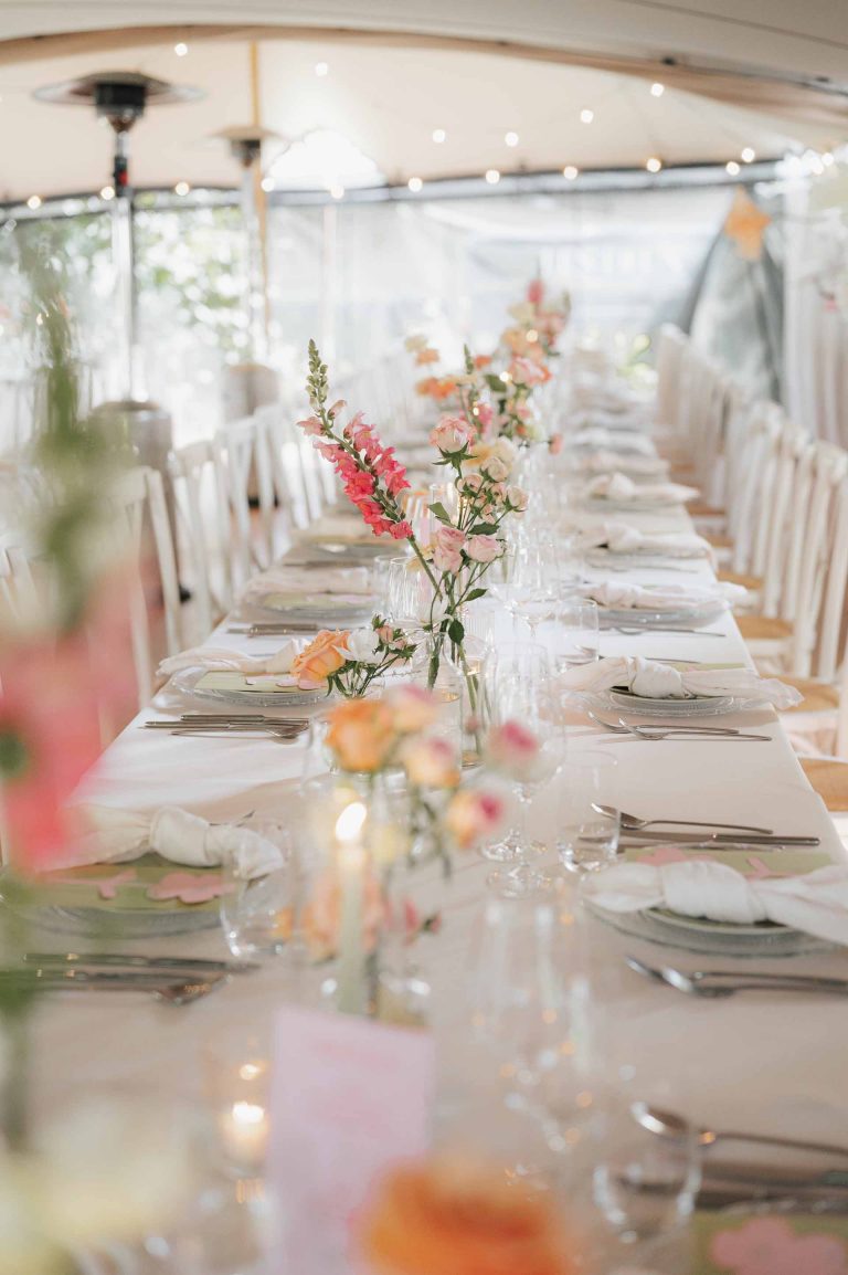 Deko Hochzeitstafel in Rosa, Pfirsich und Weiß bei einer Zelthochzeit - geplant von Julia Truisi weddings & parties