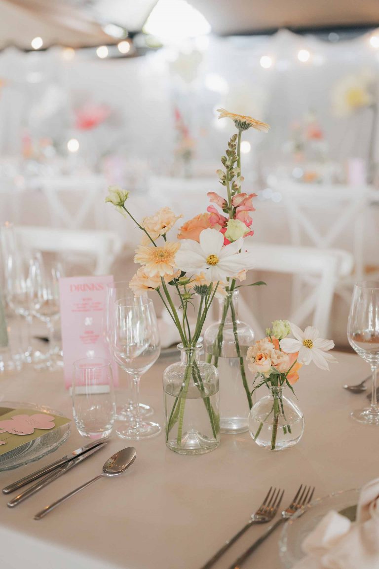 Hochzeitsdekoration floral im Zelt - geplant von Julia Truisi weddings & parties