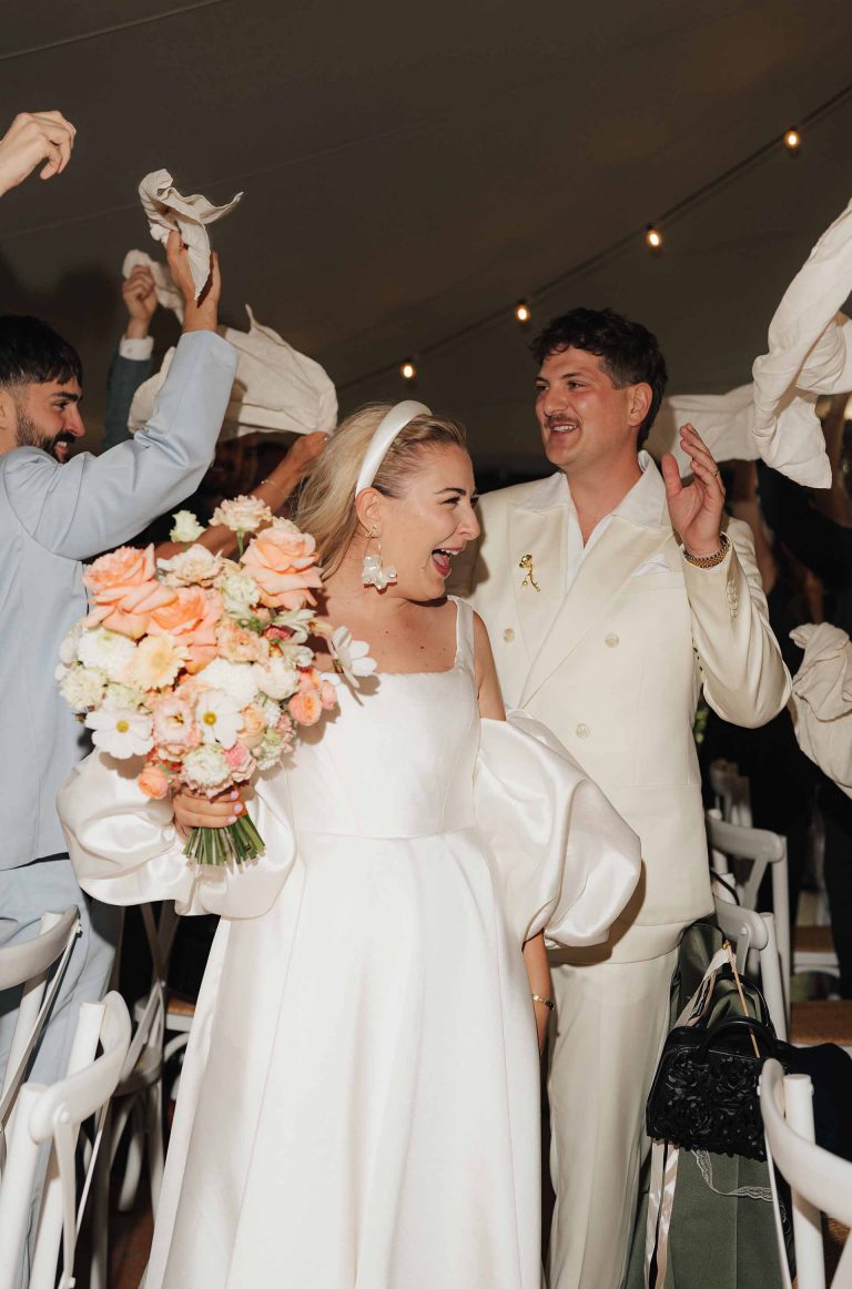 Einzug Brautpaar ins Hochzeitszelt - geplant von Julia Truisi weddings & parties