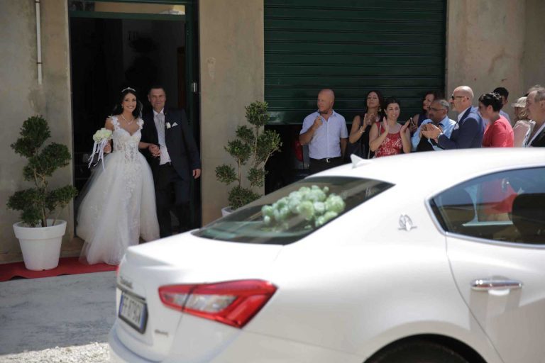 Brautvater mit seiner Tochter auf dem Weg zur Kirche in Italien