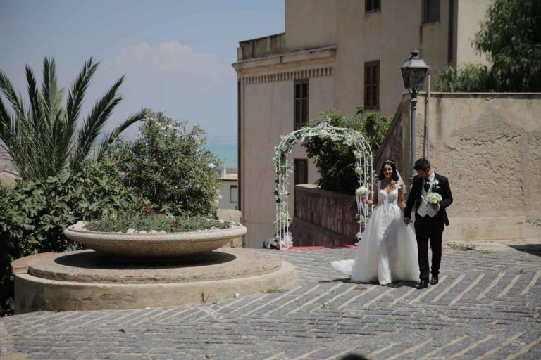 Ankunft des Brautpaars an der Kirche - Kirchliche Hochzeit in Italien