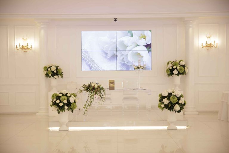 Brauttisch Dekoration exklusiv mit Hortensien - Luxushochzeit - edle Location - Weddingplaner