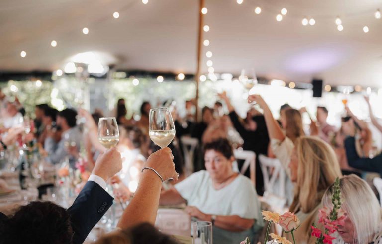 Gäste feiern Hochzeit im Zelt - geplant von Julia Truisi weddings & parties