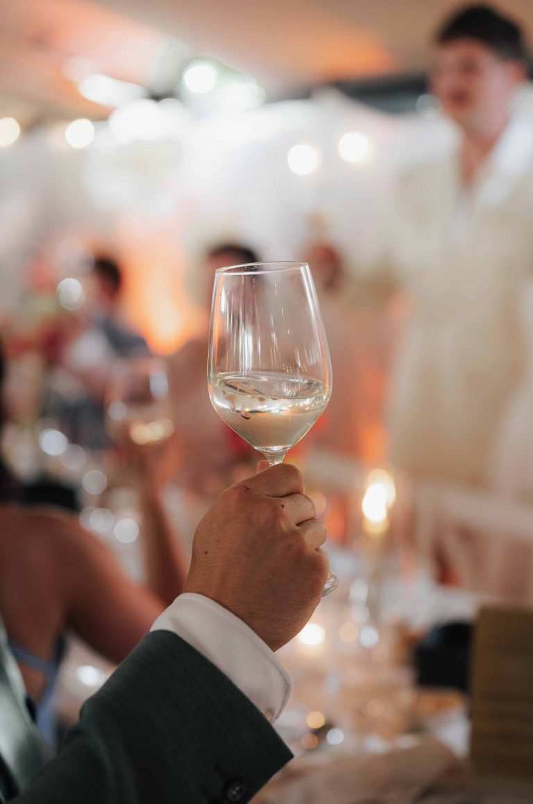 Cheers - Prost - ein Hoch auf das Brautpaar - geplant von Julia Truisi weddings & parties