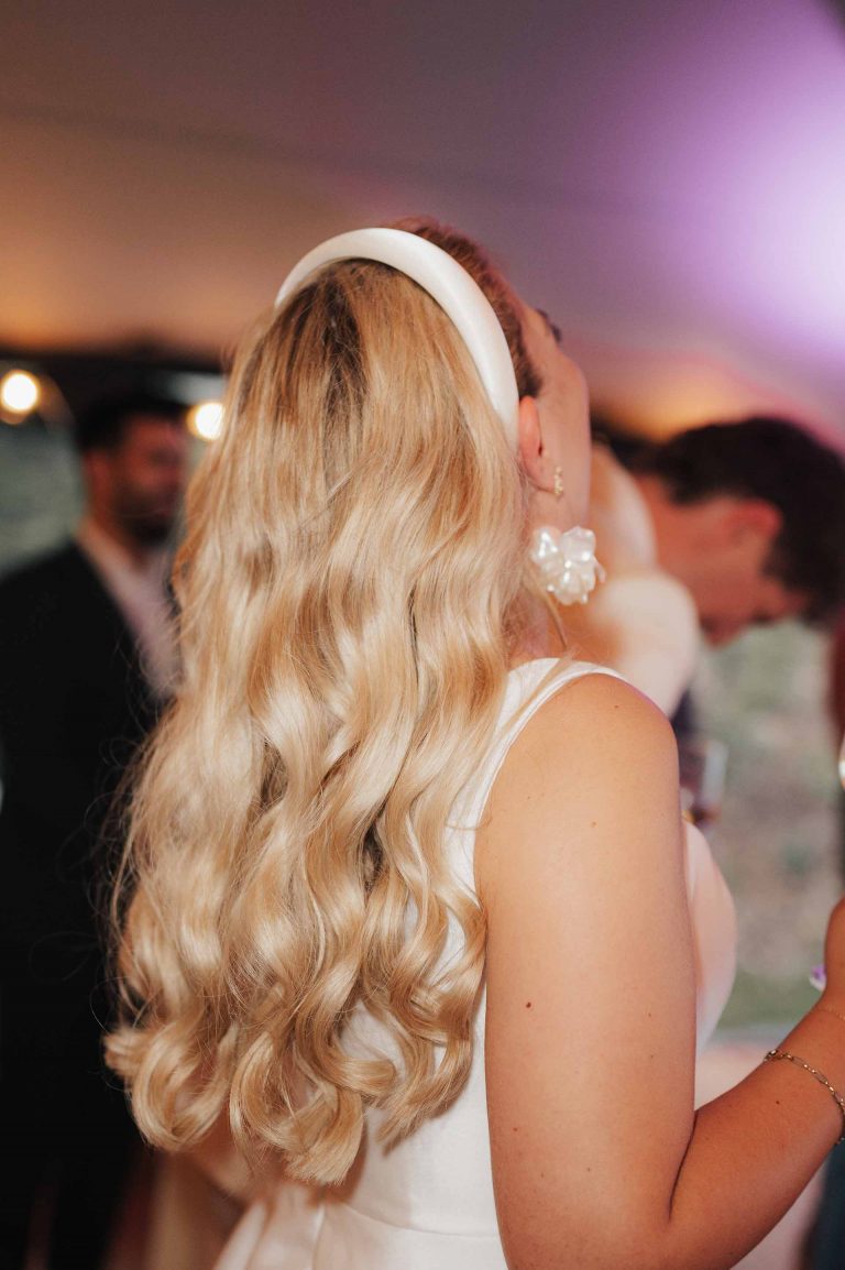 Brautfrisur mit Haarreif - Moderne Braut - geplant von Julia Truisi weddings & parties