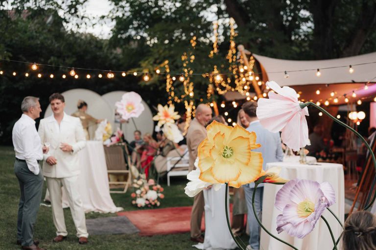 Gartenhochzeit im Stretchzelt mit XXL Blumen und Lichterketten - geplant von Julia Truisi weddings & parties
