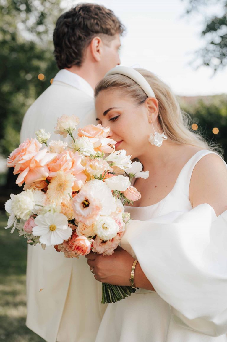 Braut und Bräutigam - Brautpaarshooting im eigenen Garten - geplant von Julia Truisi weddings & parties