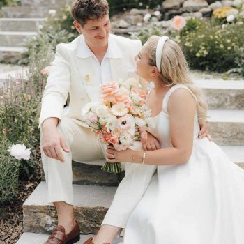 Braut und Bräutigam ganz in Weiß - geplant von Julia Truisi weddings & parties