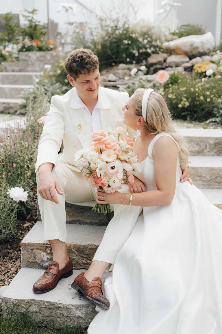 Braut und Bräutigam ganz in Weiß - geplant von Julia Truisi weddings & parties