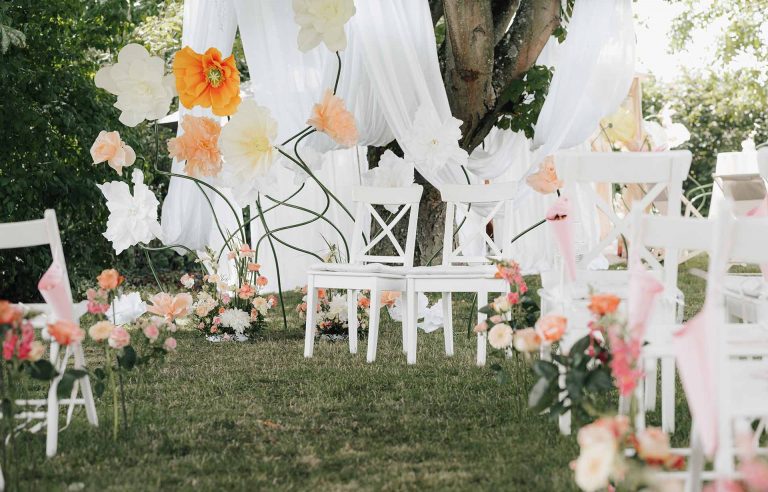 Dekoration Freie Trauung bei einer Gartenhochzeit - geplant von Julia Truisi weddings & parties