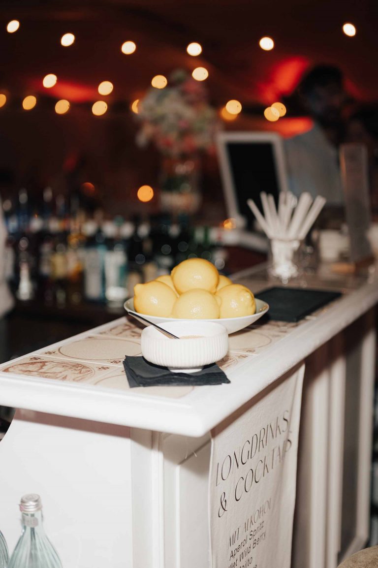 Bar im Zelt - Zelthochzeit - geplant von Julia Truisi weddings & parties