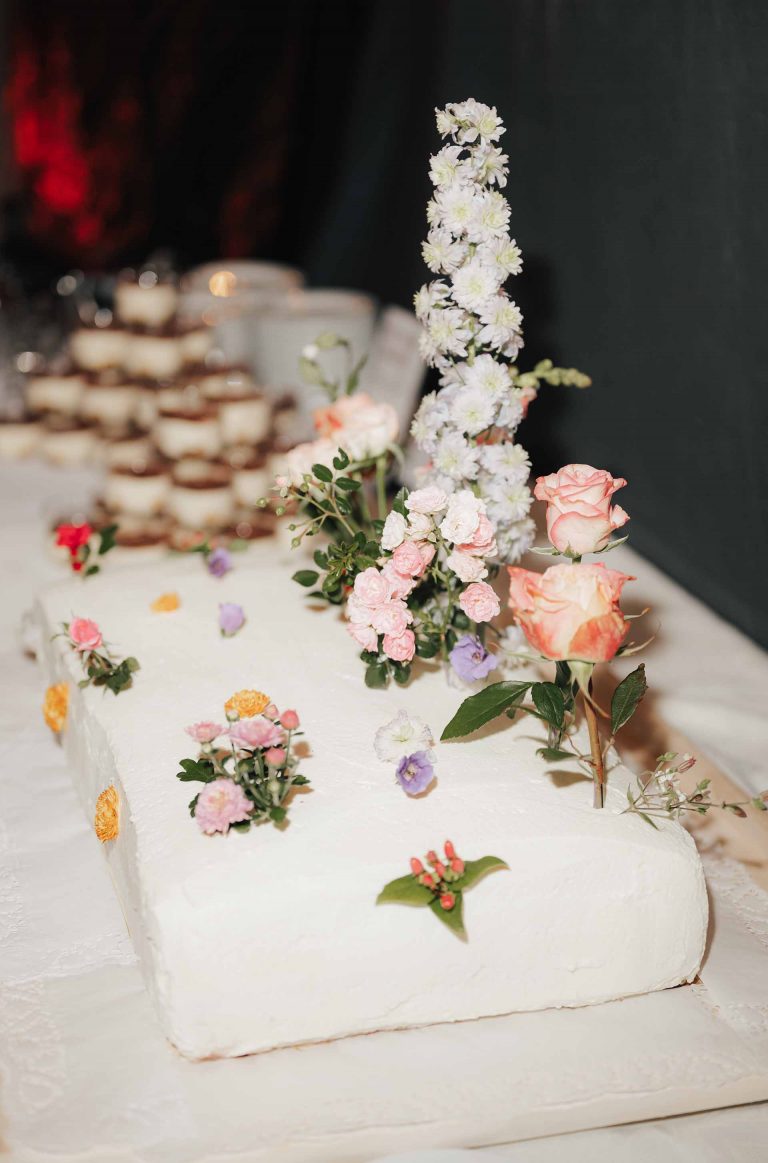 Florale Hochzeitstorte mit echten Blumen aus dem eigenen Garten - geplant von Julia Truisi weddings & parties