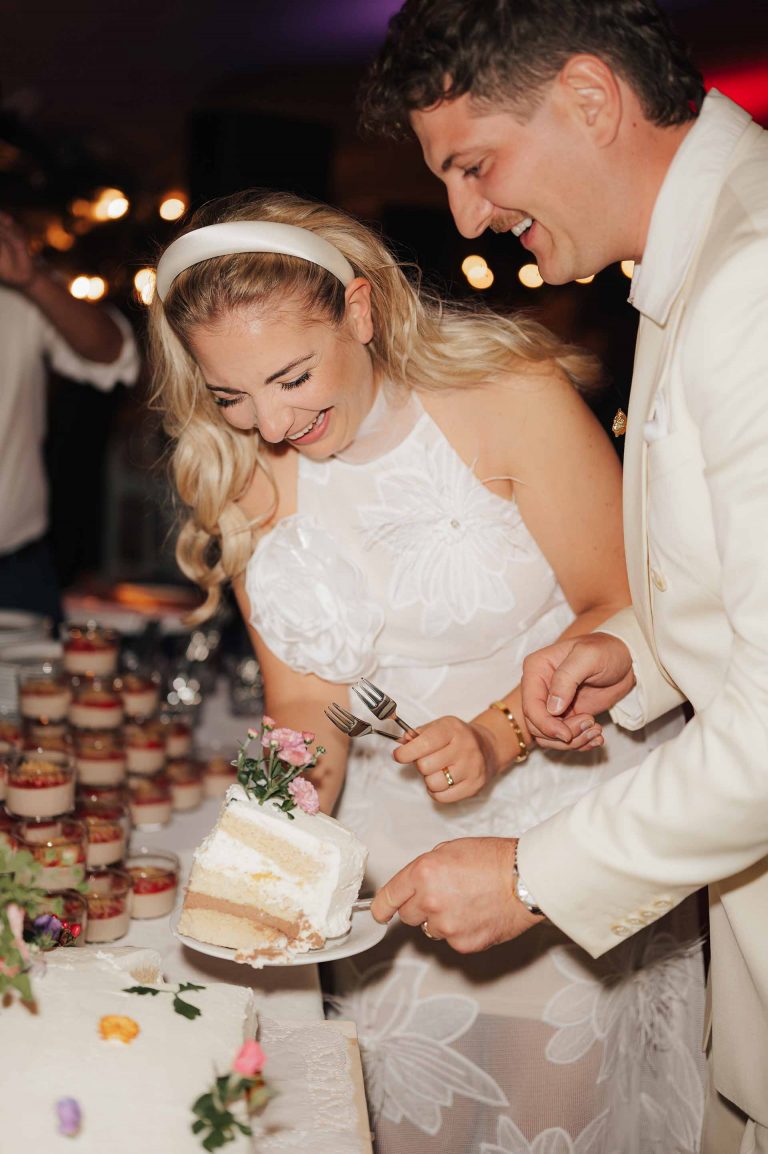 Anschnitt Hochzeitstorte - Zelthochzeit - geplant von Julia Truisi weddings & parties