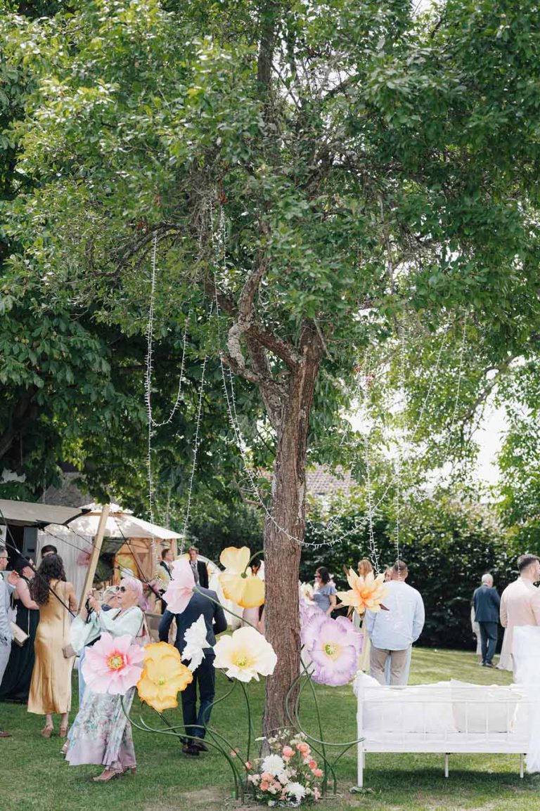 Florale Gartenhochzeit mit XXL Blumen und vielen Lichterketten, Lounge-Ecke im Grünen und Vegas-Feeling - geplant von Julia Truisi weddings & parties