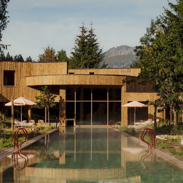 Business Retreat in La Posch Living Lands. Erholung am Pool. Hier entstehen neue Ideen und echter Teamgeist.