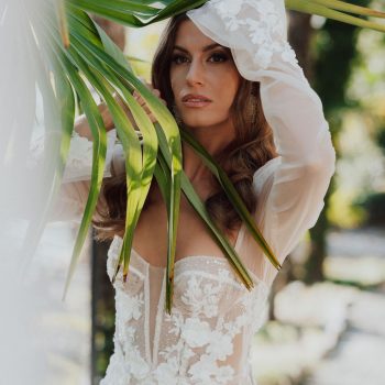 Braut mit Brautkleid unter Palmen - Destination Wedding - Weddingplanner