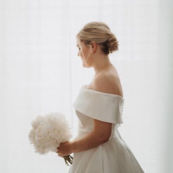 Getting Ready der Braut im Hotelzimmer des Hotel Lago in Ulm mit Brautstrauß und Hairstyling