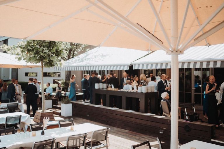 Hochzeit feiern im Freien - Sektempfang auf Terrasse in Ulm