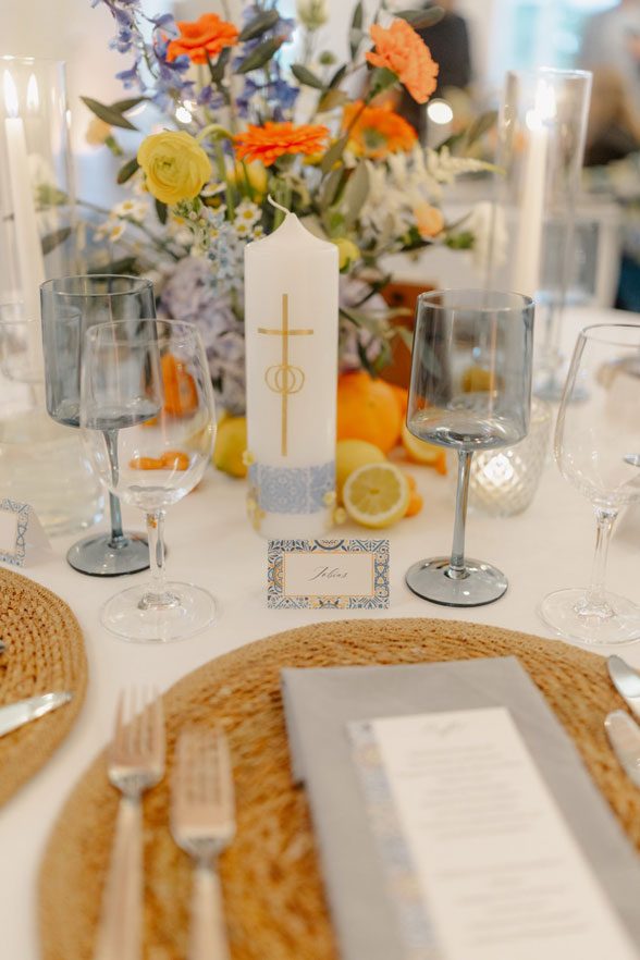 Tischdeko mit frischem Obst und Hochzeitskerze am Brauttisch im Weingut Fitz-Ritter