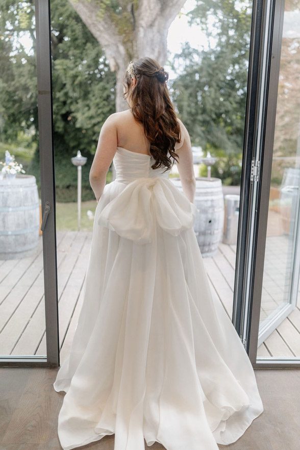 Braut im Brautkleid mit XL Schleife