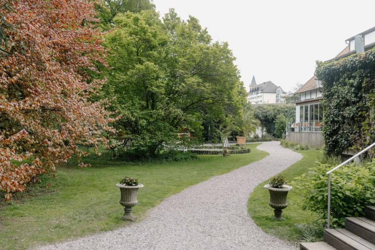Romantischer Außenbereich im Weingut Fitz-Ritter Rheinland Pfalz