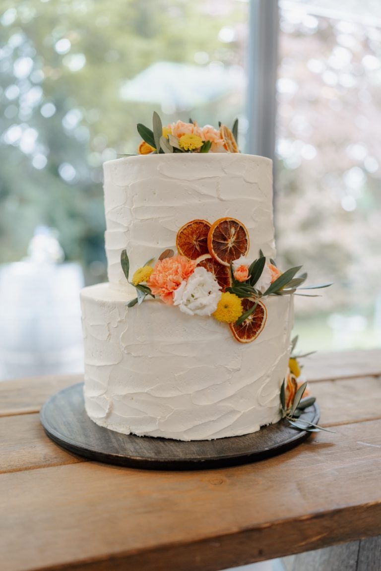 2-stöckige frische Hochzeitstorte mit Obst als Deko