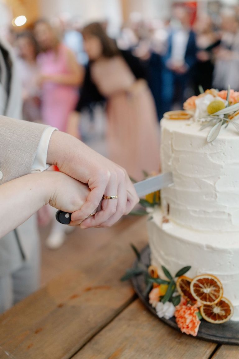 Anschnitt der Hochzeitstorte von Der Bauer Bäcker im Weingut Fitz-Ritter