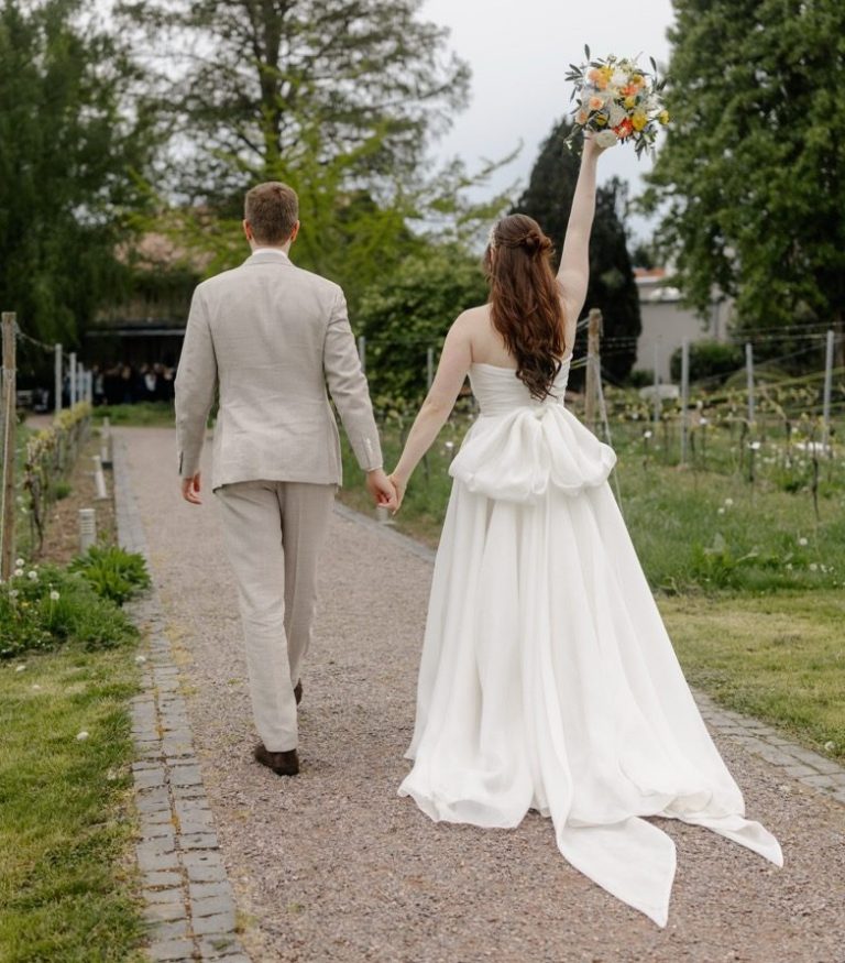 Just married - Brautpaar schwebt auf Wolke 7
