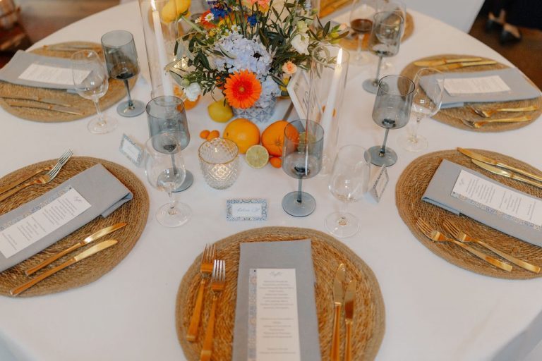 Tischgedeck mit Blau und Orange-Tönen für die Hochzeit im Weingut Fitz-Ritter