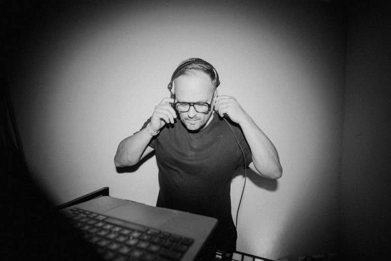 Hochzeits DJ Denis Lecio legt auf