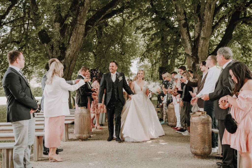 Brautpaar nach der Trauung im Freien