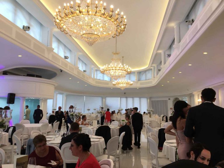 Pompöser Hochzeitssaal mit Kronleuchtern in Italien