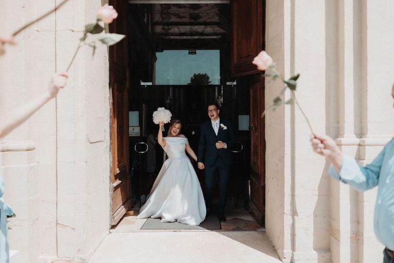 Brautpaar feiert Auszug nach der kirchlichen Trauung in Oberelchingen