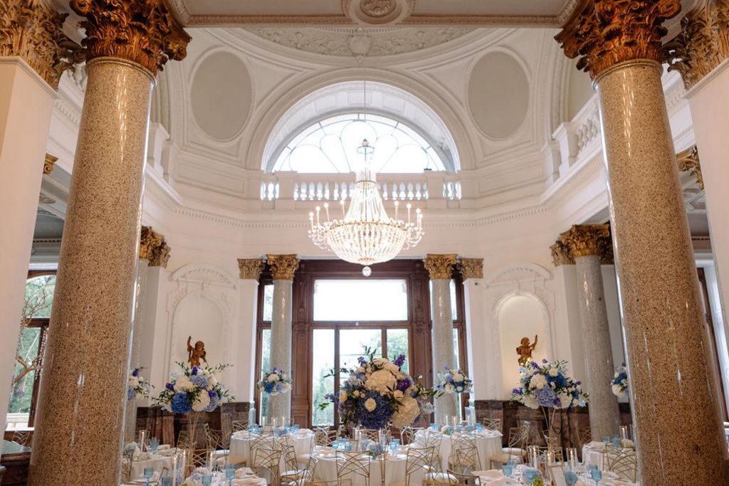 Säulen im Kuppelsaal der Stella Rheni - Luxushochzeit von Julia Truisi